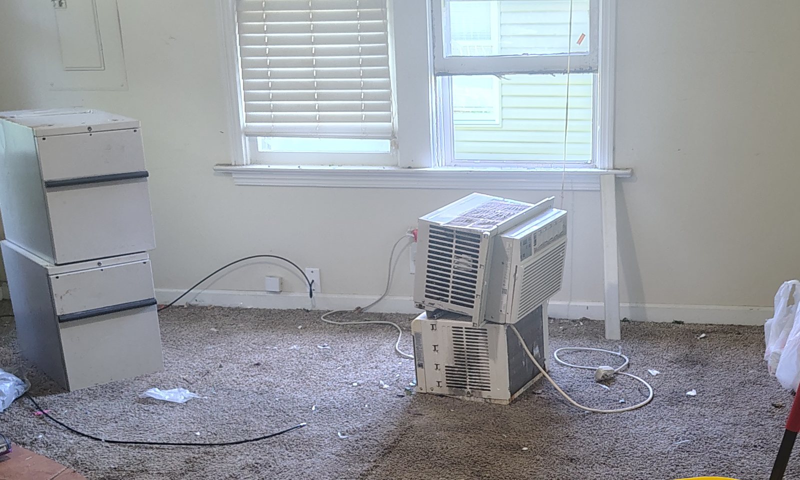 Move-out deep cleaning in an empty room
